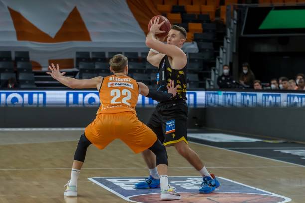 态与战术执 态与战术执